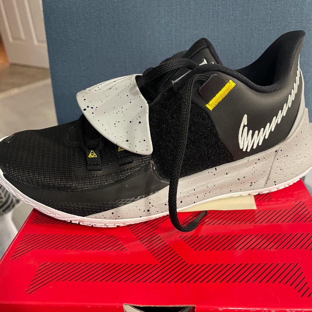 Kyrie low basketball shoes 3 TB